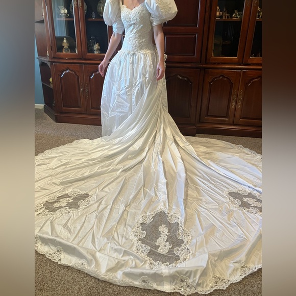 VINTAGE WEDDING DRESS Profesionally preserved since 1980s. Kleinfeld Website - Picture 9 of 13